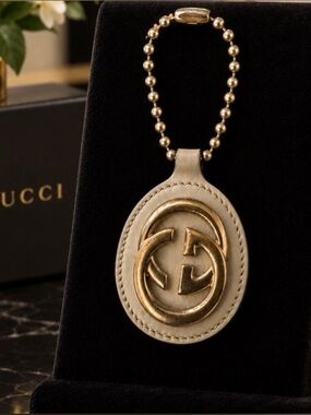 Gucci Gold Emblem on Cream Leather Key Holder